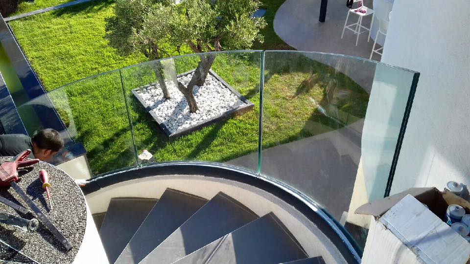 Garde-corps en verre bombés pour un escalier extérieur dans une villa