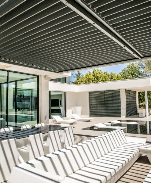 Pergola bioclimatique aluminium par Cauchi Design Aix en Provence