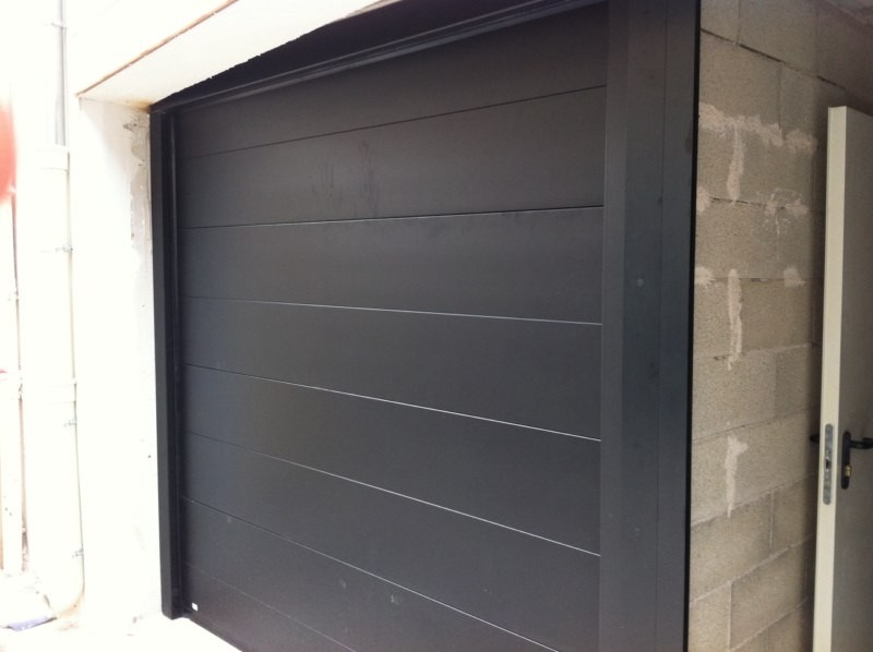 Porte de garage installée sur un garage dans les Bouches du Rhone