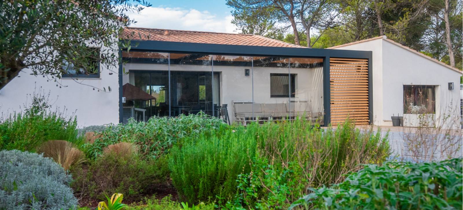 Installation de rideaux de verre sur notre pergola bioclimatique motorisée à Aix-en-Provence