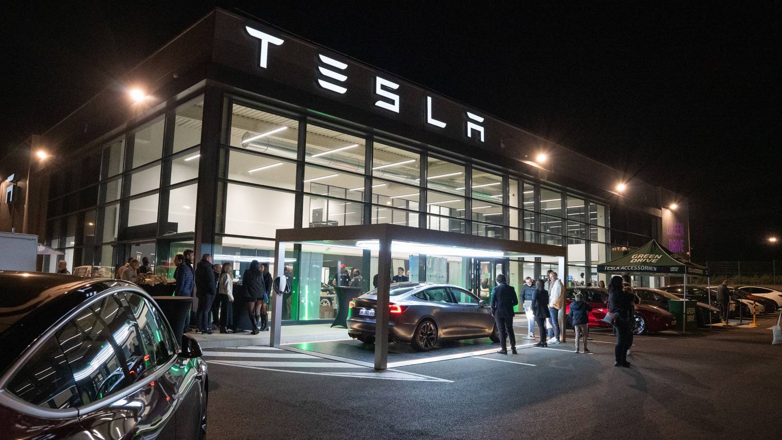 Magnifique abri voiture signé Tesla / Soirée Elon Musk Green Drive 