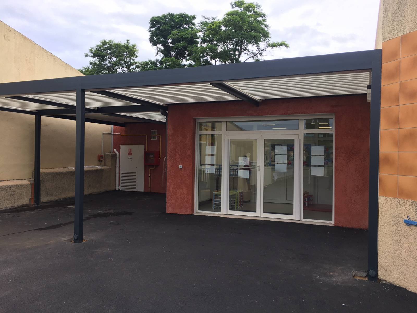 Pergola bioclimatique installée dans une crèche a Carnoux