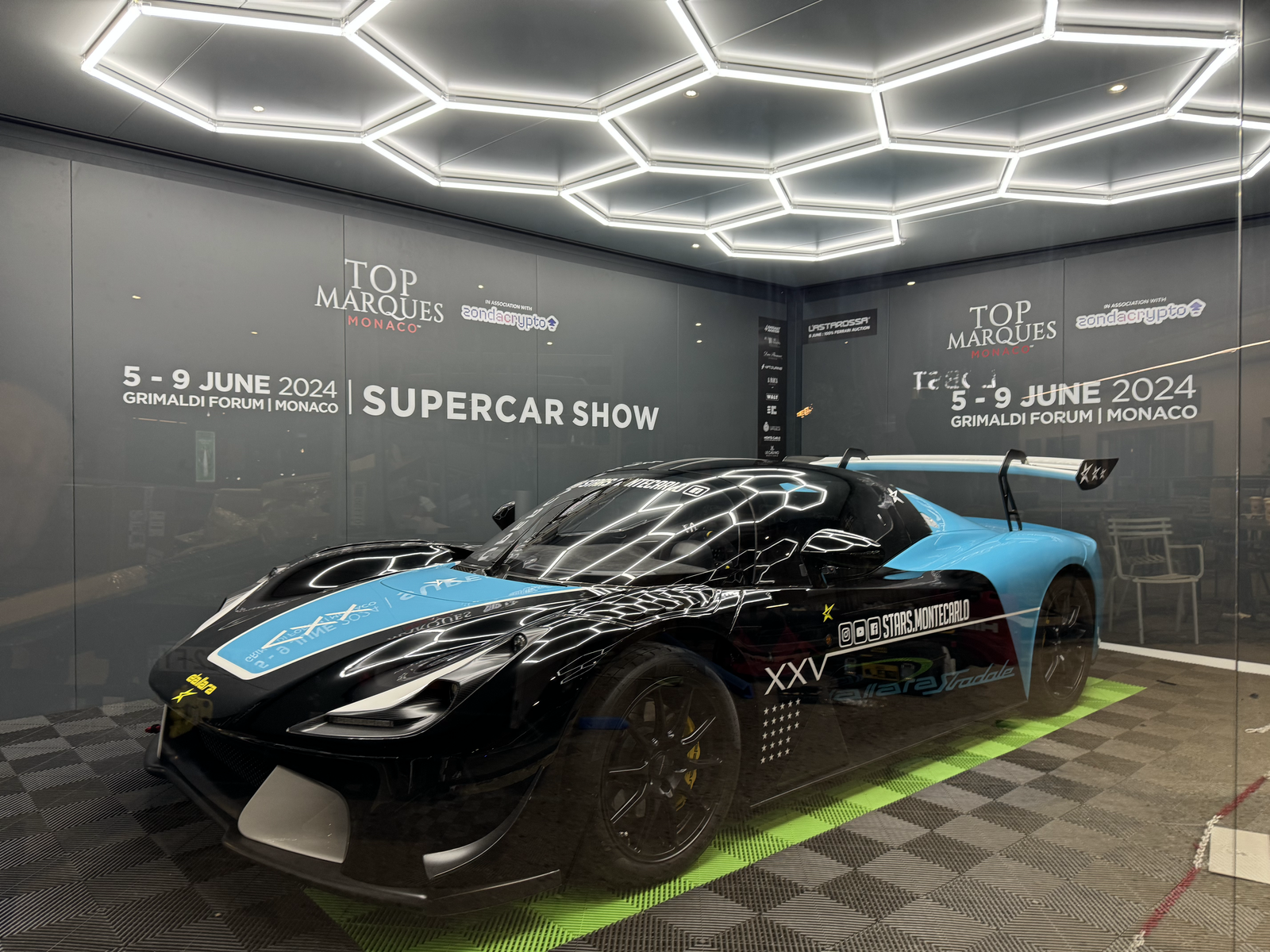 La Dallara exposée sous notre carport à l'aéroport de Nice : une alliance parfaite de design et d'innovation