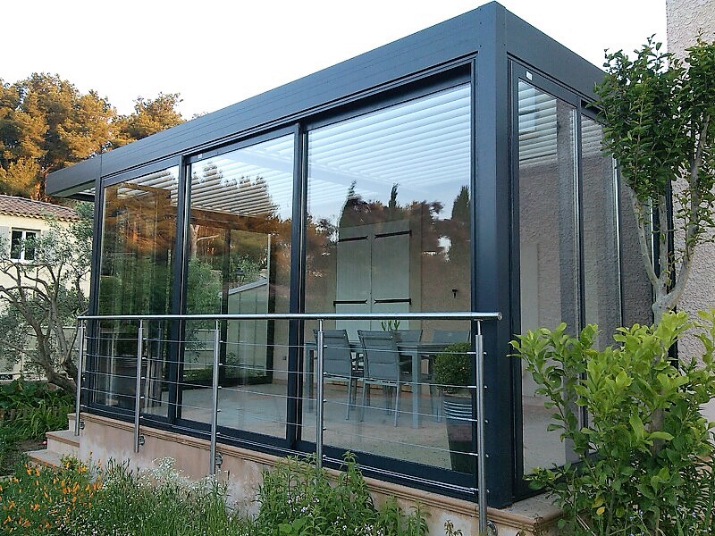 Garde-corps avec câbles en inox installés sur une terrasse d'une villa près d'Aix en provence