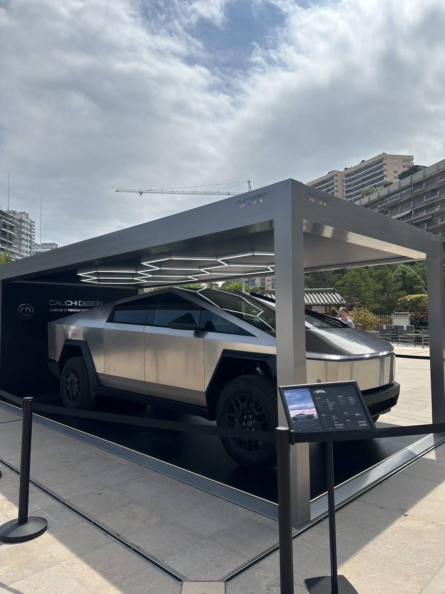 Le Cybertruck de Tesla fait une entrée remarquée au salon événement Top Marques Monaco sous le carport Cauchi Design !