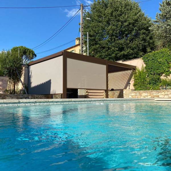 Stores enrouleurs integrés sur une pergola à Marseille