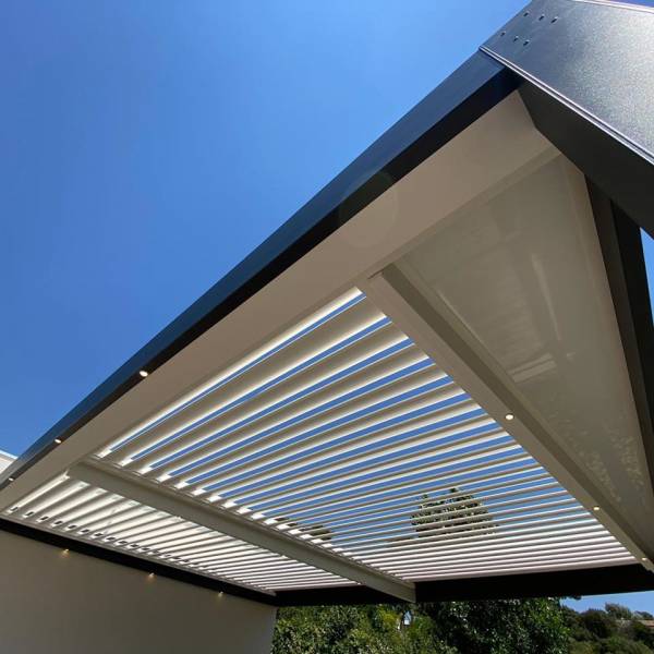 Pergola bioclimatique alu et trapèze thermotop terrasse villa