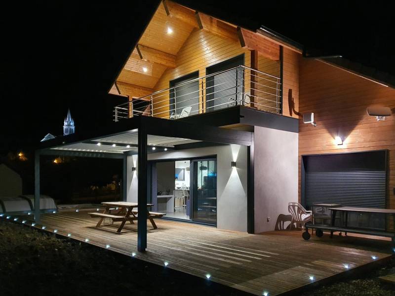Pergola bioclimatique posée sur chalet de montagne Hautes Alpes par Cauchi Design