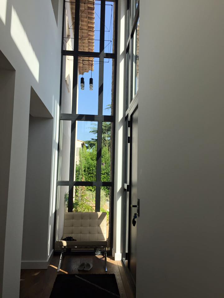 Mur de verre en menuiserie aluminium par Cauchi design