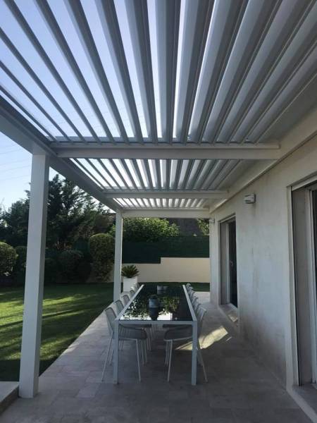 pergola bioclimatique 3 modules motorisés par Cauchi Design à Aix
