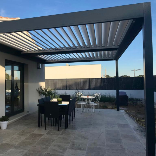 Chez Cauchi Design, le prix d'une pergola bioclimatique en aluminium à lames orientables commence à partir de 350€ le m².