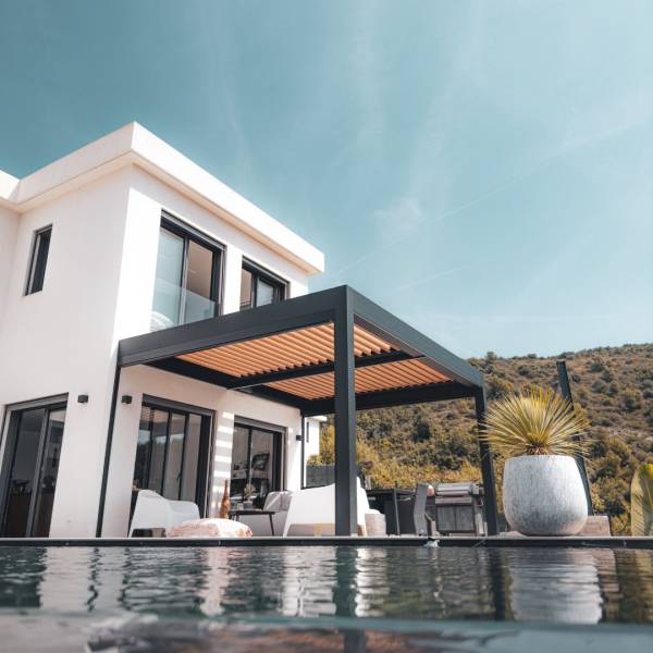 pergola bioclimatique effet bois Beaulieu-sur-Mer