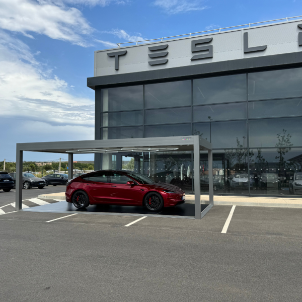 Installation d'un carport Cauchi Design en aluminium à la concession Tesla des Pennes-Mirabeau 