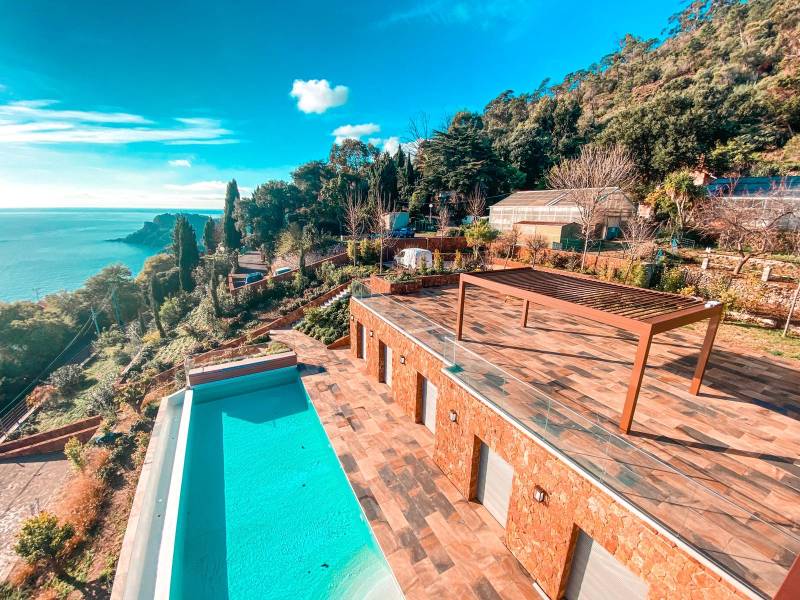 Réalisation en Provence : Pergola bioclimatique LaNostra couleur Rouille.