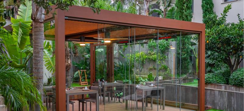 pergola avec rideaux de verre