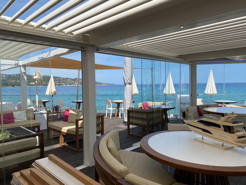 Découvrez les avantages du rideau de verre, la solution de fermeture idéale si vous souhaitez profiter de votre pergola en toute saison à Saint-Marc-Jaumegard.