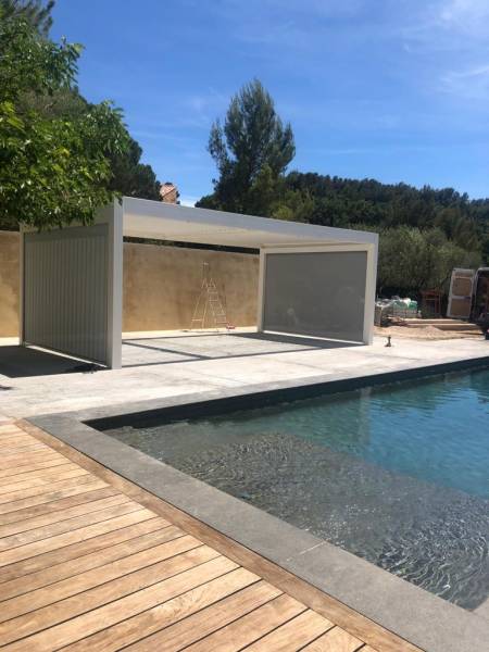 pergola bioclimatique équipée de fermetures latérales