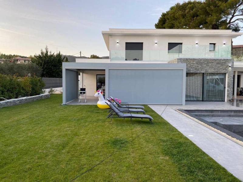 Découvrez le Store ZIP enrouleur à intégrer à votre pergola bioclimatique pour un maximum de confort à Aix-en-Provence