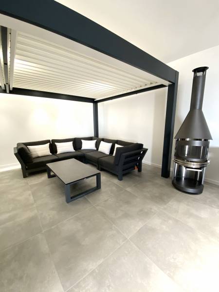 Donnez vie à votre pergola bioclimatique Solisysteme grâce à notre gamme d’ameublement extérieur par Nicolazi Design dans les Bouches du Rhônes !