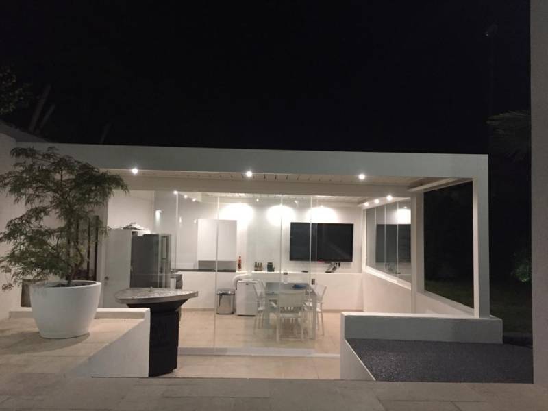 Cauchi Design 13 à la Valentine vous propose d'intégrez à votre Pergola Bioclimatique un éclairage design et fonctionnel grâce à nos Spots LED.