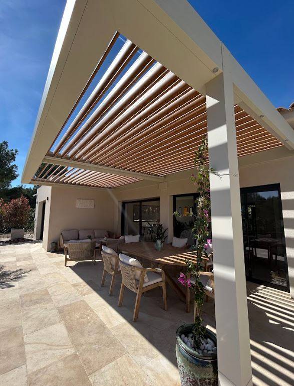 5 choses indispensables à savoir sur l'installation d'une Pergola bioclimatique aluminium Reduxa bas de carbone sur Gémenos.
