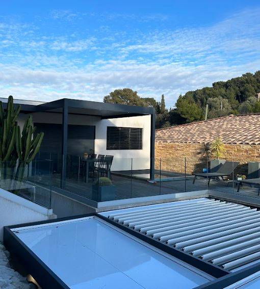 Les pergolas bioclimatiques Cauchi Design : une protection robuste contre le vent mistral pour votre terrasse à Marseille