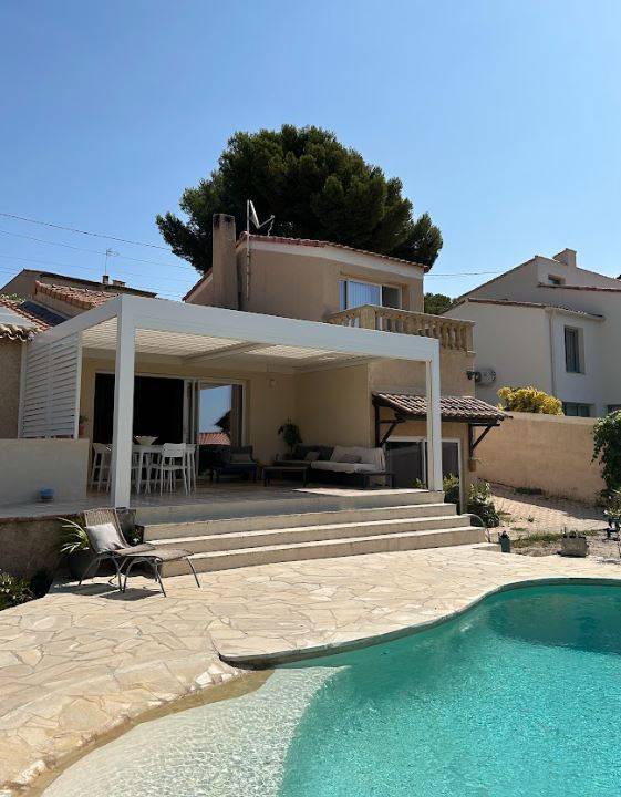 Autorisations nécessaires pour installer une pergola bioclimatique à Cassis : ce qu'il faut absolument savoir