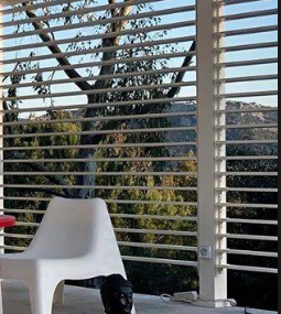 Brise soleil orientable pour pergola  