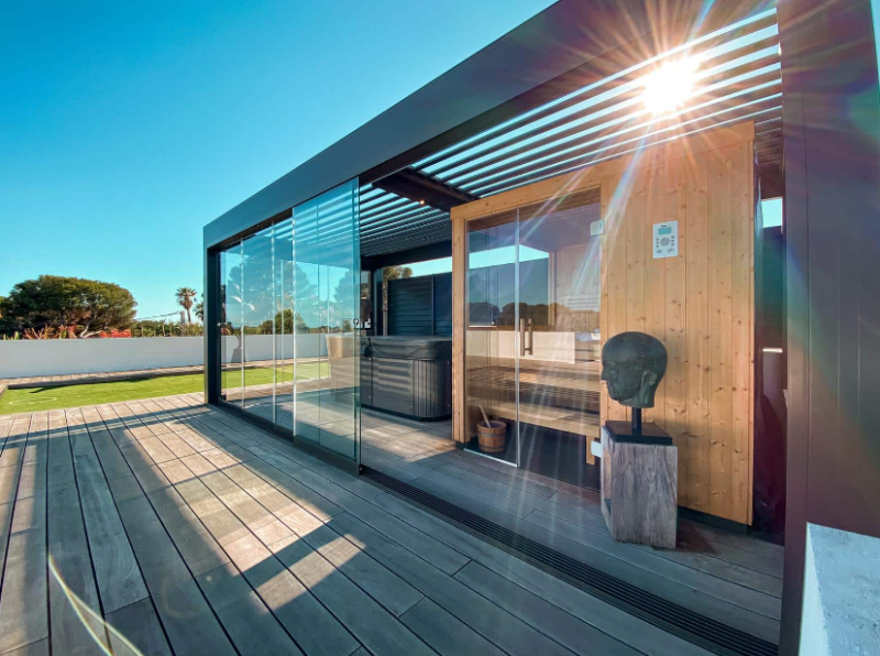 Fermer votre pergola bioclimatique grâce au rideau de verre coulissant Cauchi Design à Allauch