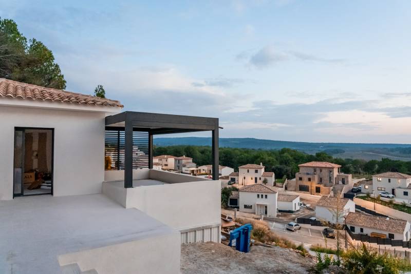 Pergola installée sur un balcon rognes