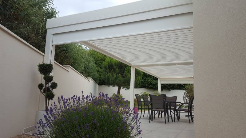 Pergola blanche en aluminium par Cauchi Design