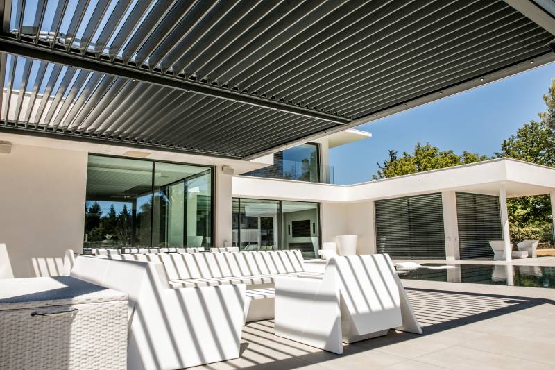 Cauchi Design vous propose de découvrir notre Pergola Bioclimatique à lames orientables motorisée à partir de 350€ du m2.