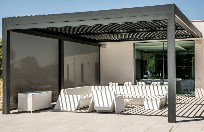 Stores screen sur pergola bioclimatique par Cauchi Design à Marseille