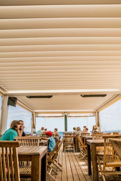 Pergola et stores crystal restaurateur carry le rouet