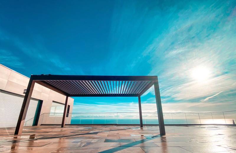 Découvrez les atouts qu'offrent nos pergolas bioclimatiques à lames orientables en aluminium  à Beaurecueil dans les Bouches du Rhône.