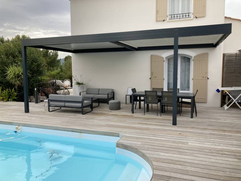 Poteau déporte sur pergola en aluminium Solisystème