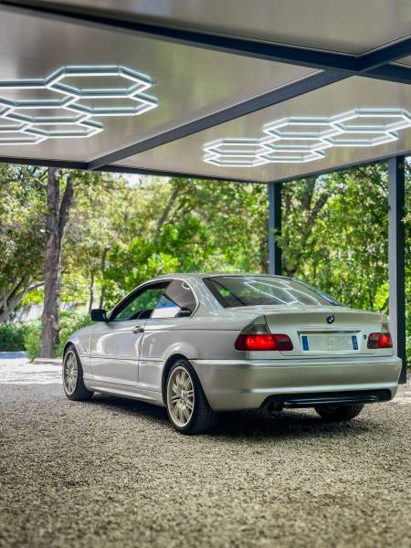 abri de voiture avec éclairages intégrés