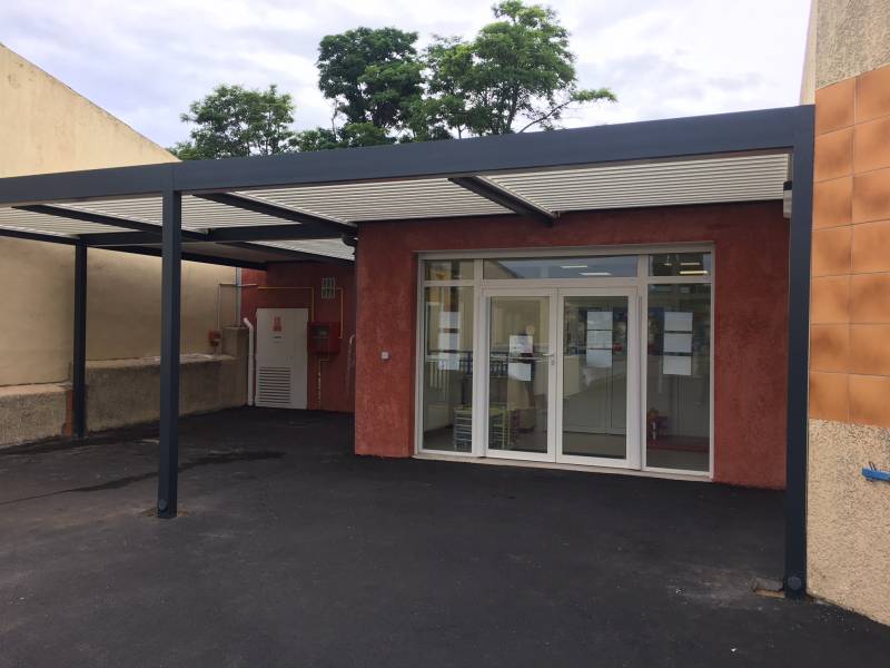 Pergola bioclimatique installée dans une crèche a Carnoux