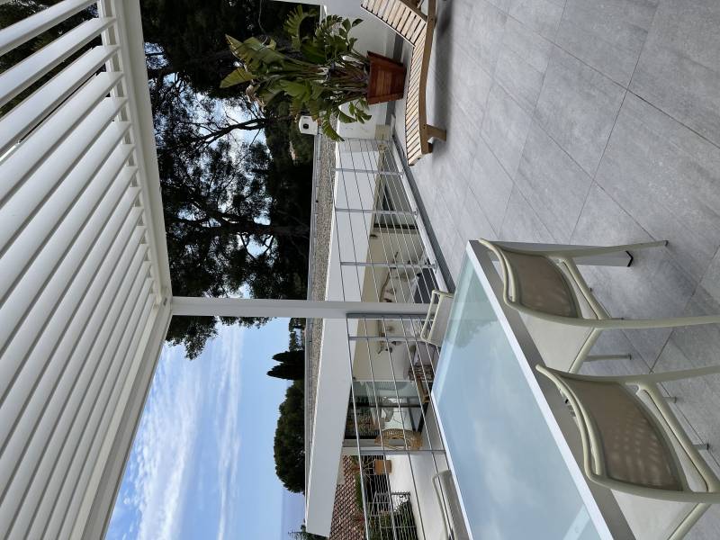 pergola bioclimatique blanche