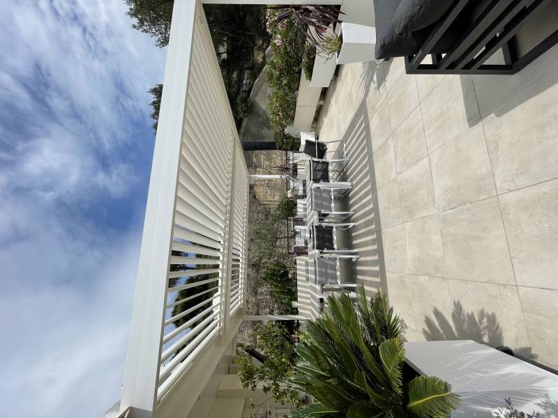 pergola bioclimatique blanche