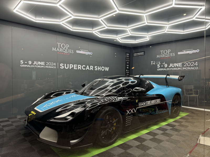 La Dallara exposée sous notre carport à l'aéroport de Nice : une alliance parfaite de design et d'innovation