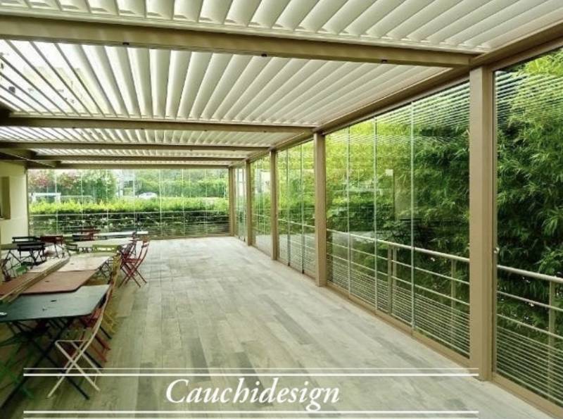 pergola bioclimatique avec rideaux de verre