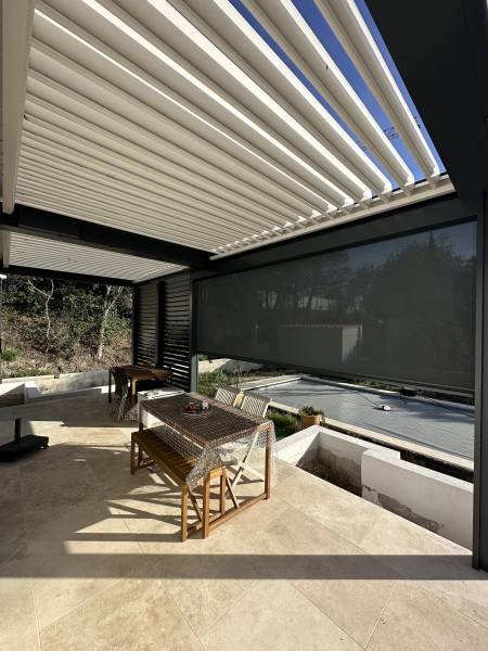 pergola bioclimatique en aluminium avec store zip