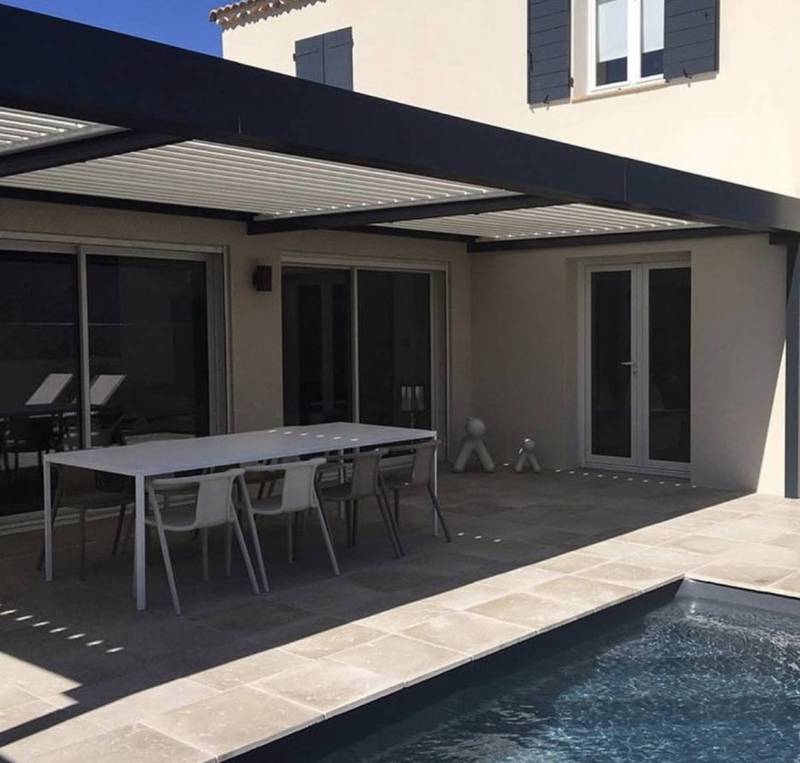 Pergola bioclimatique avec toiture en lames orientables en aluminium à Plan de Cuques dans les Bouches-du-Rhônes