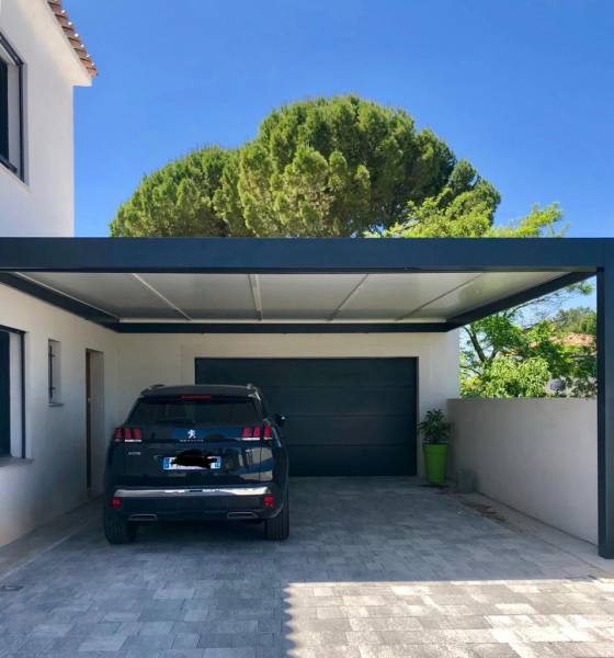Carport en aluminium adossé à la façade par Cauchi Design à Aix en provence