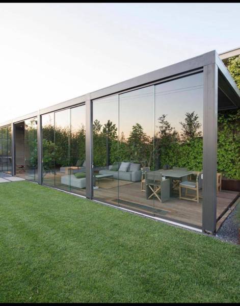 Découvrez le rideau de verre Cauchi Design pour fermer votre pergola bioclimatique et en profiter toute l'année !