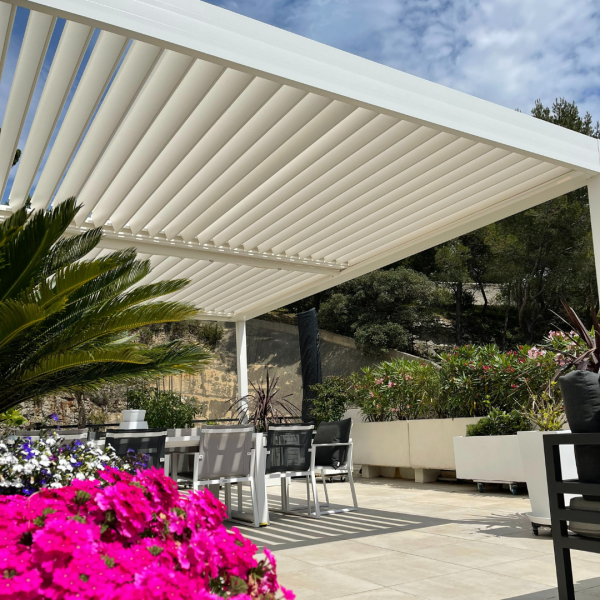 Est-ce que la pergola bioclimatique résiste au vent à Marseille dans les Bouches-du-Rhône ?