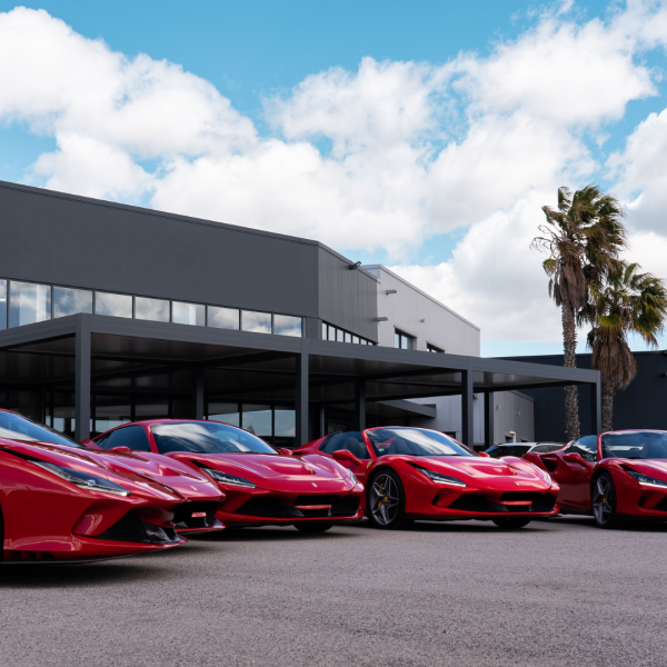 Installation d'abris voitures pour les professionnels : Retrouvez ici nos carports Cauchi Design chez un concessionnaire automobile proche de Marseille