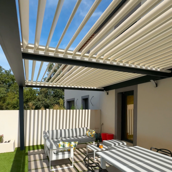 Fait-il chaud sous une Pergola Bioclimatique en aluminium à lames orientables dans les Bouches-du-Rhône ?