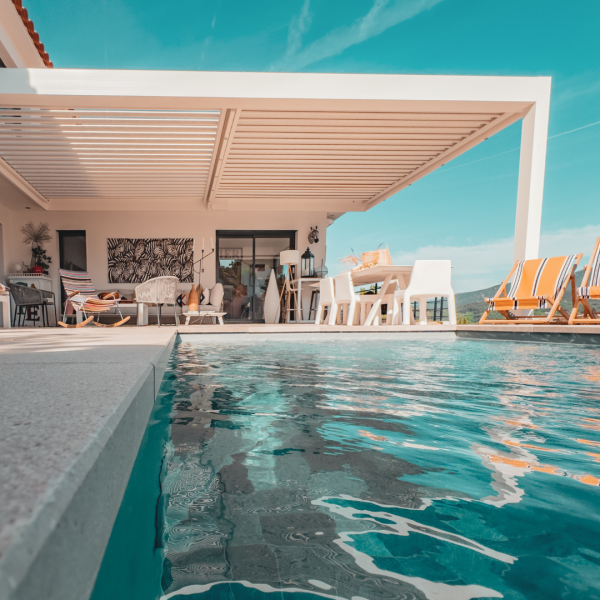 Comment les lames orientables de notre Pergola Bioclimatique permettent-elles de contrôler la lumière et la ventilation à Auriol ?